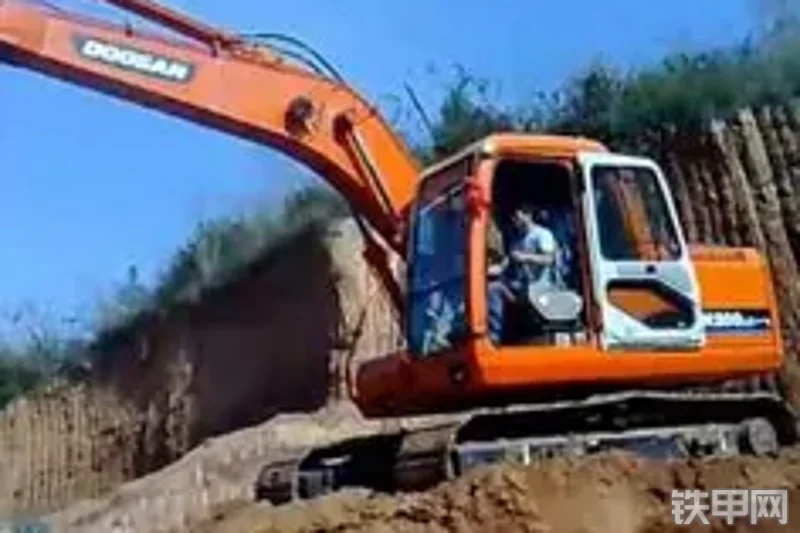 迪万伦DH200LC-7挖掘机整机外观