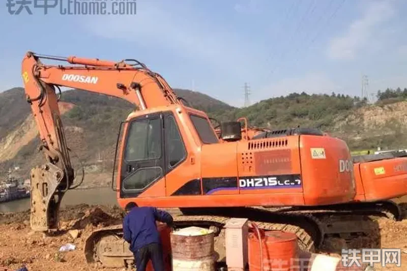 迪万伦DH215LC-7挖掘机整机外观