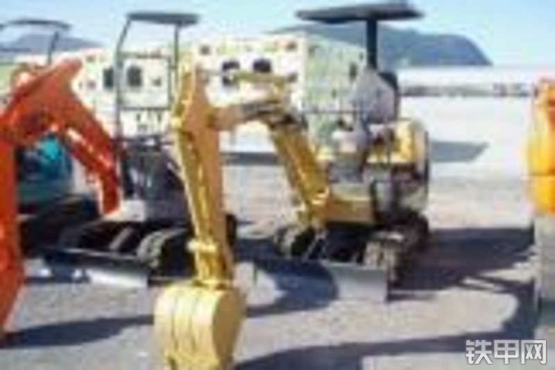 小松PC12R-8挖掘机整机外观