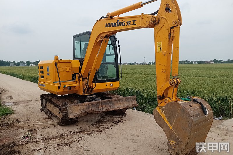 龙工CDM6060挖掘机整机外观