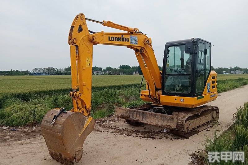 龙工CDM6060挖掘机整机外观