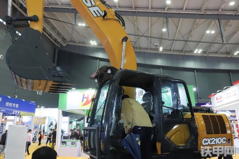 凯斯CX210C-8挖掘机整机外观