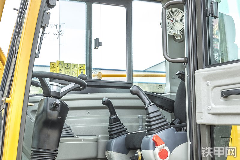 临工建机LG75F挖掘机局部