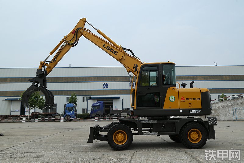 临工建机LG95F加长臂（夹木叉）挖掘机整机外观