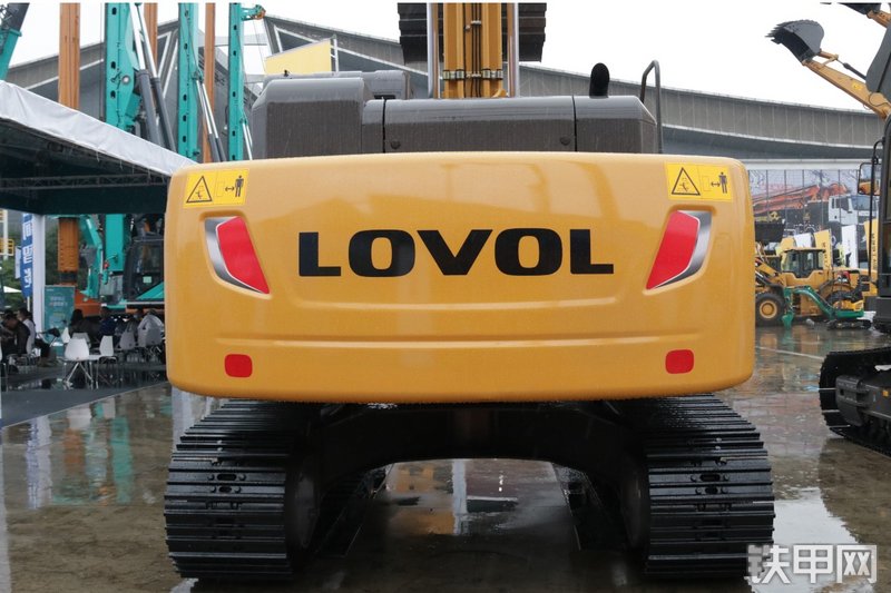 雷沃重工FR245E2挖掘机整机外观