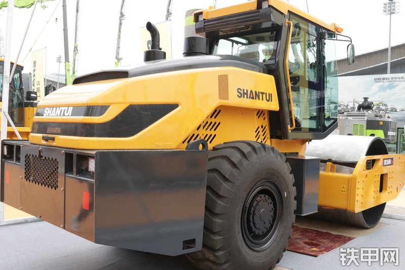 山推SR26M-C6压路机整机外观