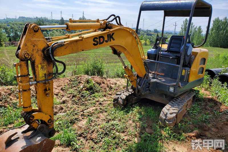 山东捷克JKW22挖掘机整机外观