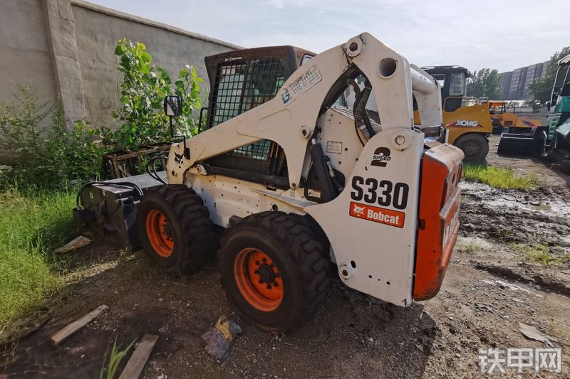 山猫s330轮式滑移装载机