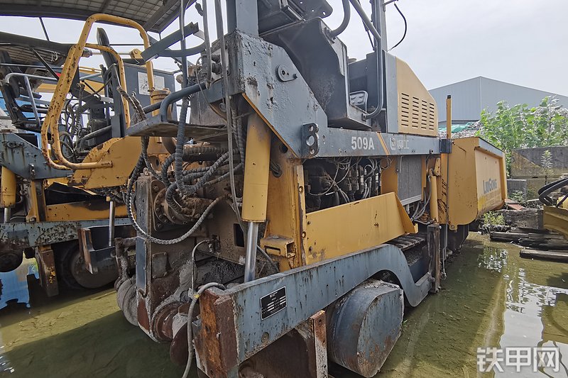 柳工clg509a履带式沥青摊铺机