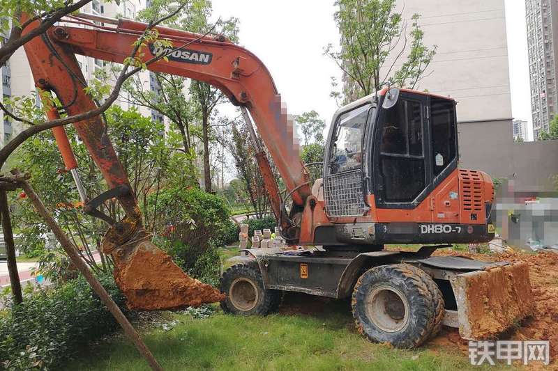 山东鲁班CBL80-9挖掘机整机外观