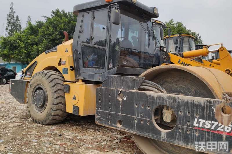 路阳LTS726H压路机整机外观