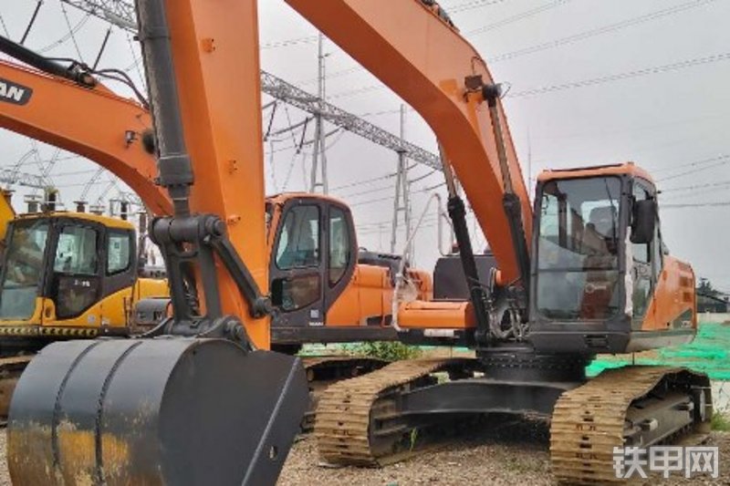 威钢220-10挖掘机整机外观