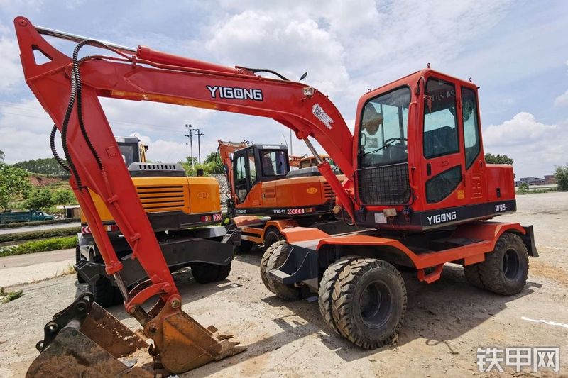 富亿W95挖掘机整机外观