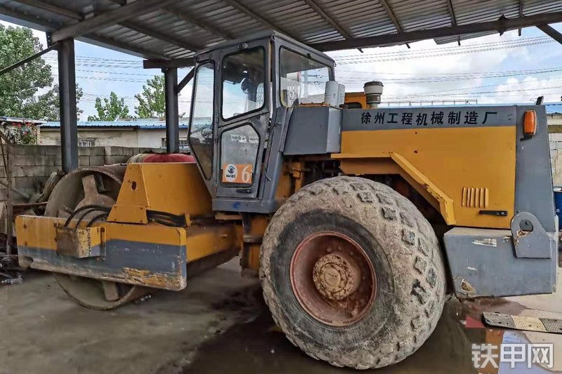 徐工CA30D压路机整机外观