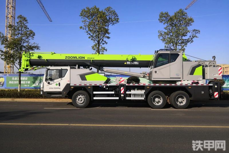 中联重科ZTC251VE562起重机整机外观