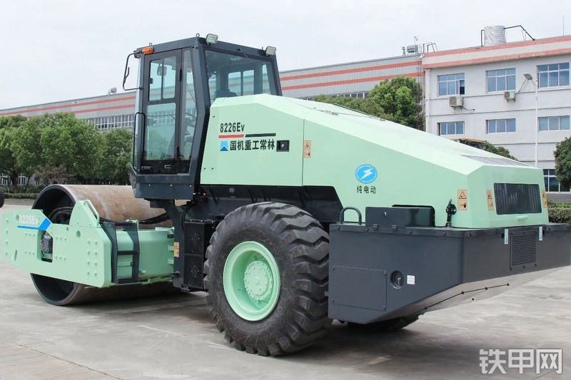 国机重工8226Ev（电动）压路机整机外观