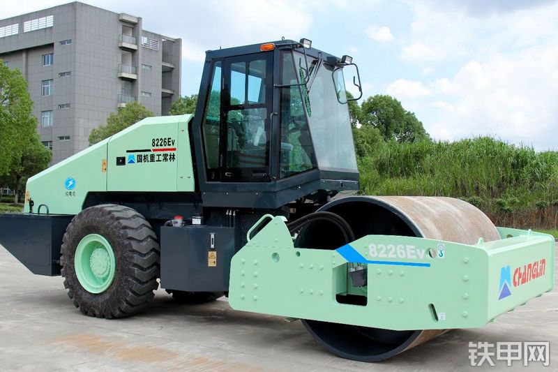 国机重工8226Ev（电动）压路机整机外观