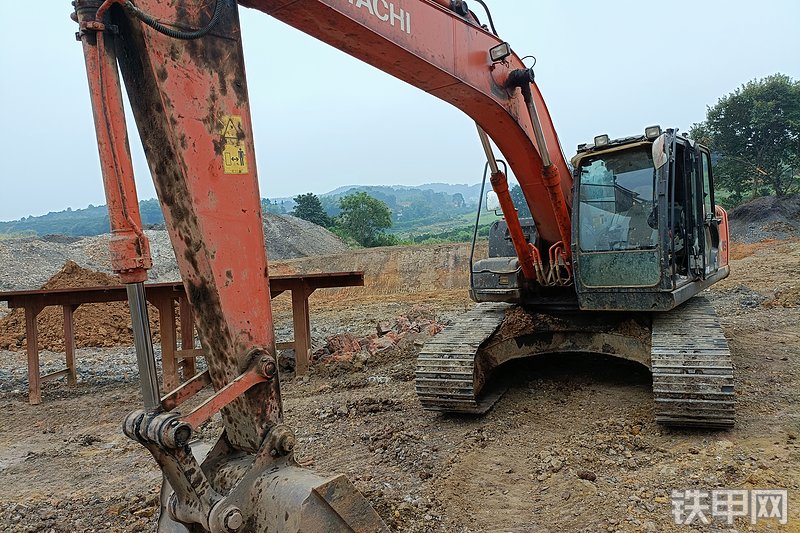 日立ZX200LC-5B挖掘机整机外观