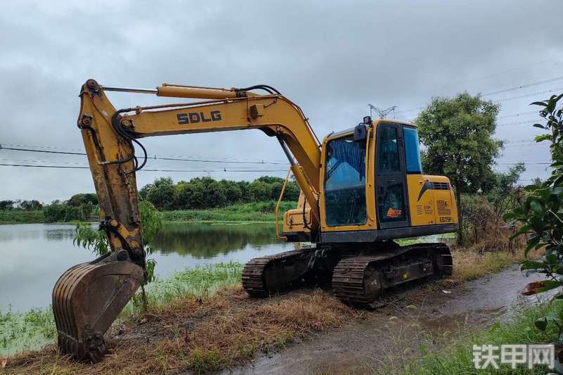 山东临工E675FS挖掘机整机外观