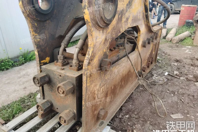 未知品牌Φ170三角型破碎锤整机外观