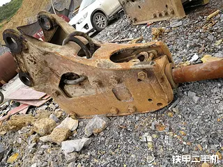 未知品牌Φ85三角型破碎锤整机外观