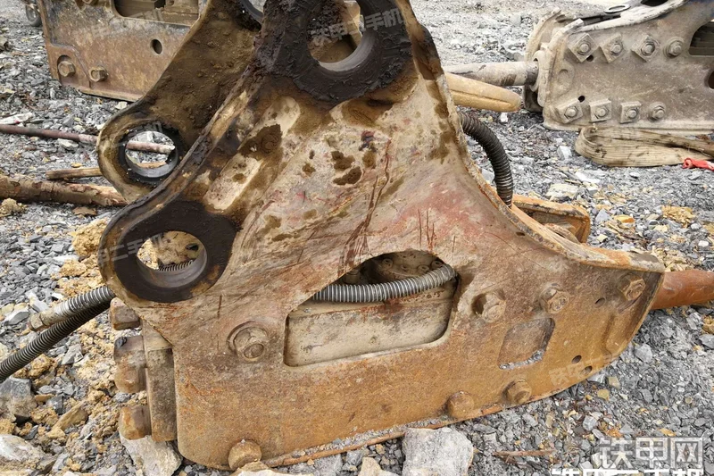 未知品牌Φ180三角型破碎锤整机外观