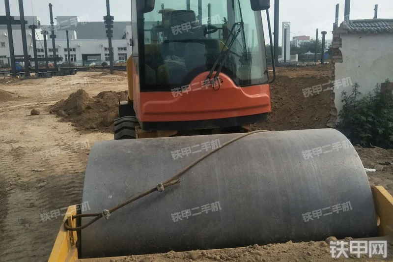 盈盛机械YSW208B压路机整机外观