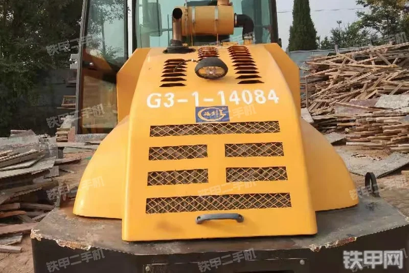 盈盛机械YSW208B压路机整机外观