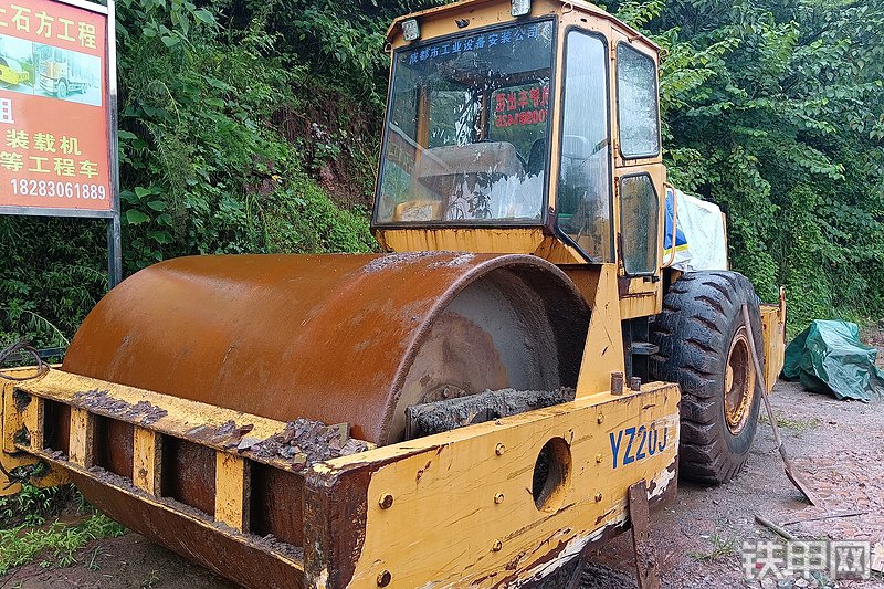厦工YZ18J压路机整机外观