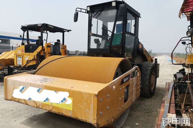 三一重工SSR220C-8压路机整机外观