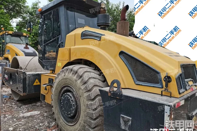 洛阳路通LTS726H压路机整机外观