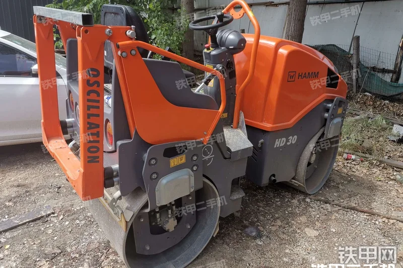 悍马HD30VO压路机整机外观