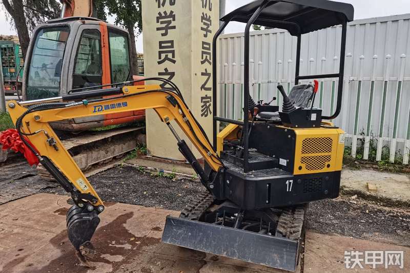 普雷德曼PLDM17挖掘机整机外观