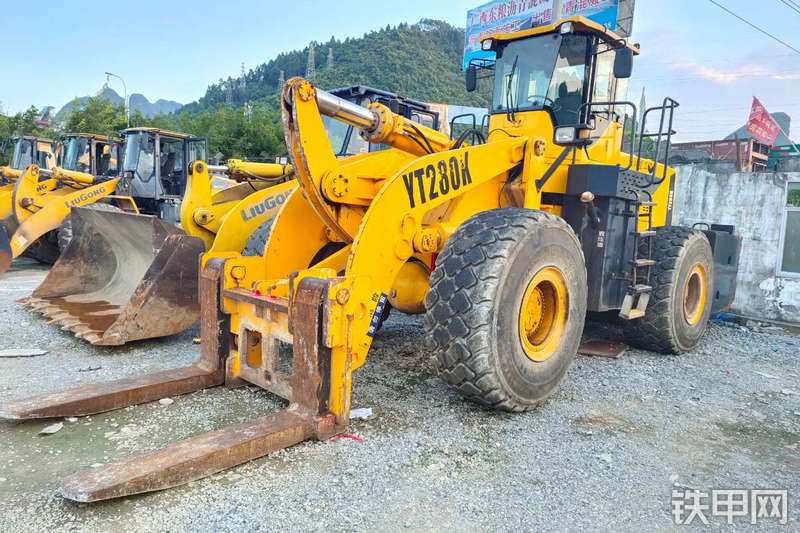 云拓重工YT280K叉装车整机外观