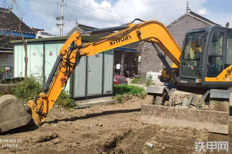 新源XYB90W挖掘机整机外观