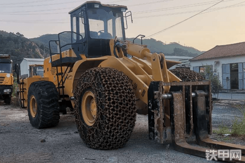 福大机械FDM766T-28叉装车整机外观