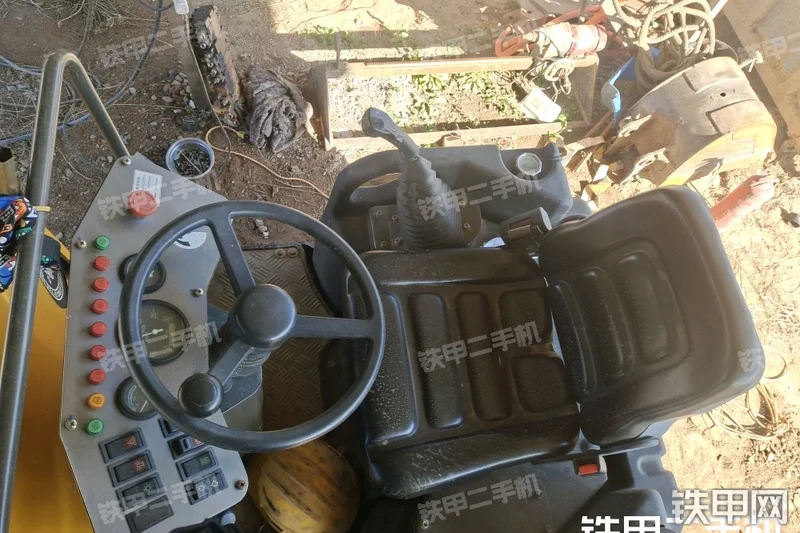 山东临工RD730双驱单振压路机整机外观