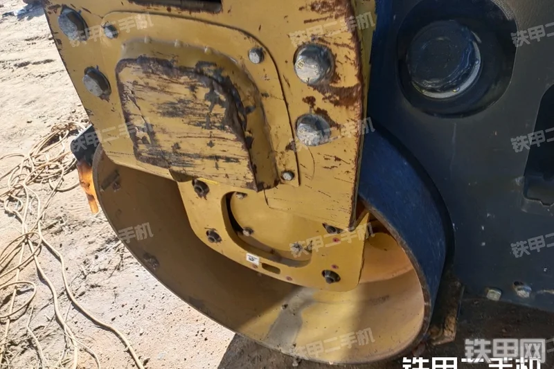 山东临工RD730双驱单振压路机整机外观