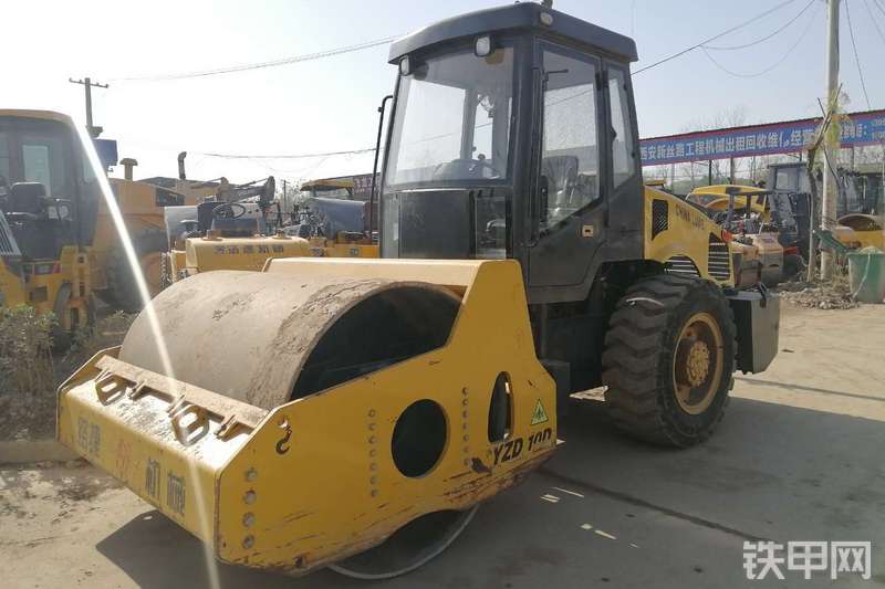 路捷重工YZD8.0压路机整机外观