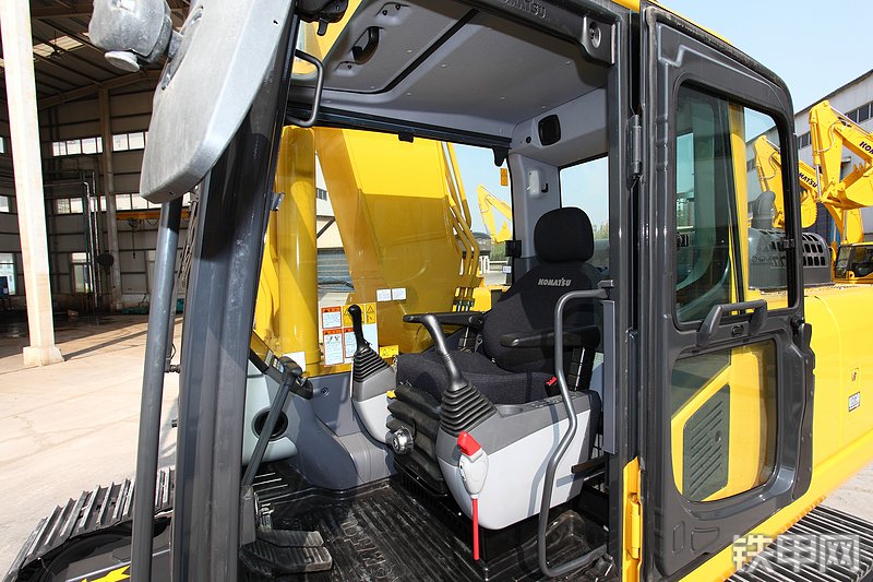 小松PC300-8M0(SE)挖掘机局部