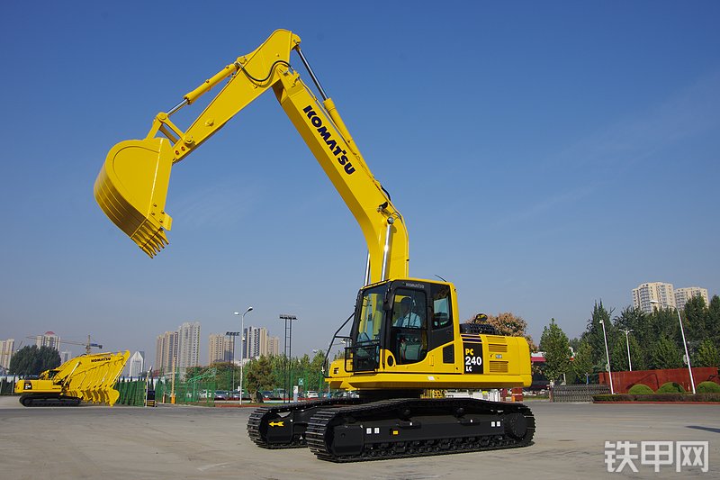 小松PC240LC-8M0挖掘机整机外观