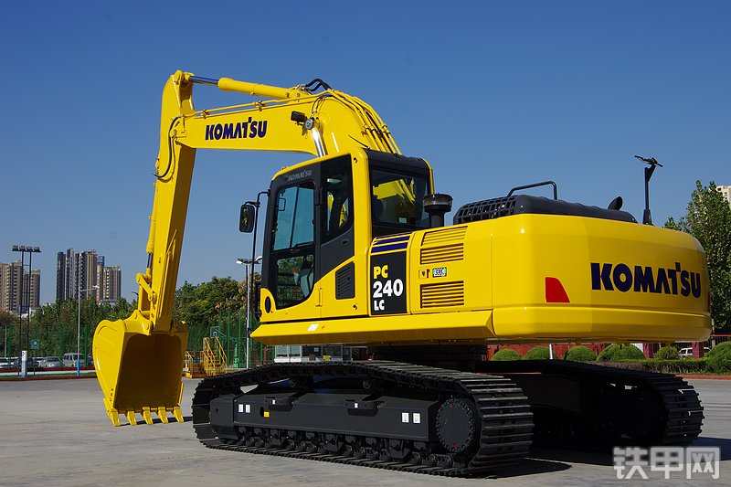 小松PC240LC-8M0挖掘机整机外观