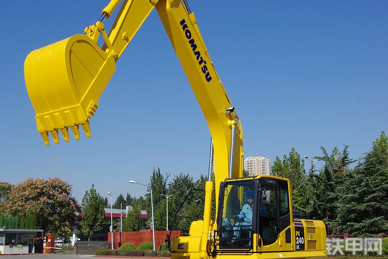 小松PC240LC-8M0挖掘机整机外观