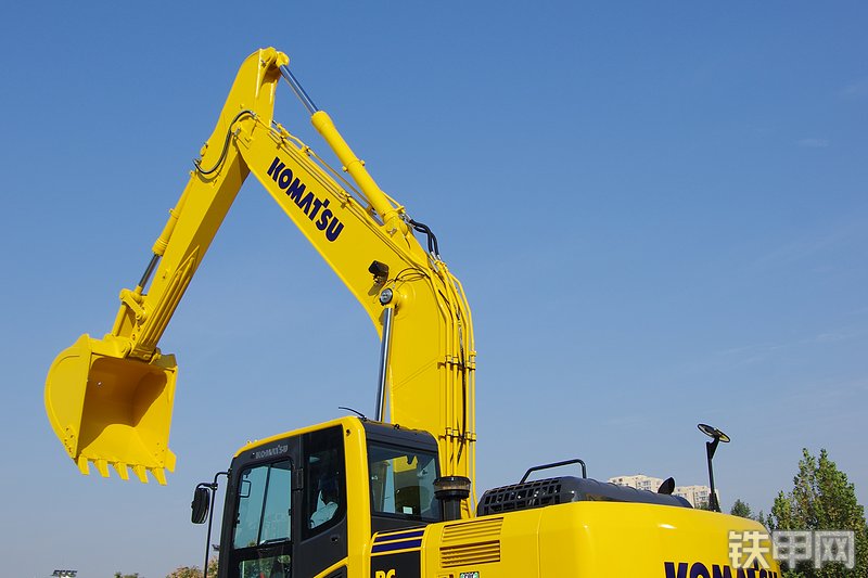 小松PC240LC-8M0挖掘机整机外观