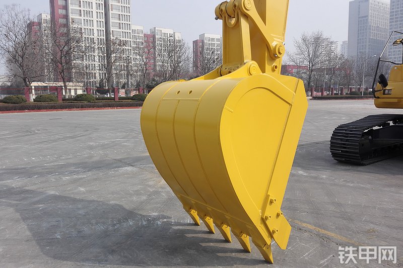 小松PC240LC-8M0挖掘机局部