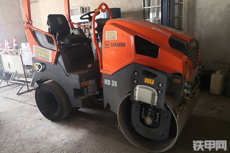 悍马HD35VT压路机整机外观
