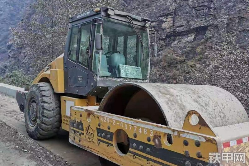 国机洛建LSS2601-2压路机整机外观