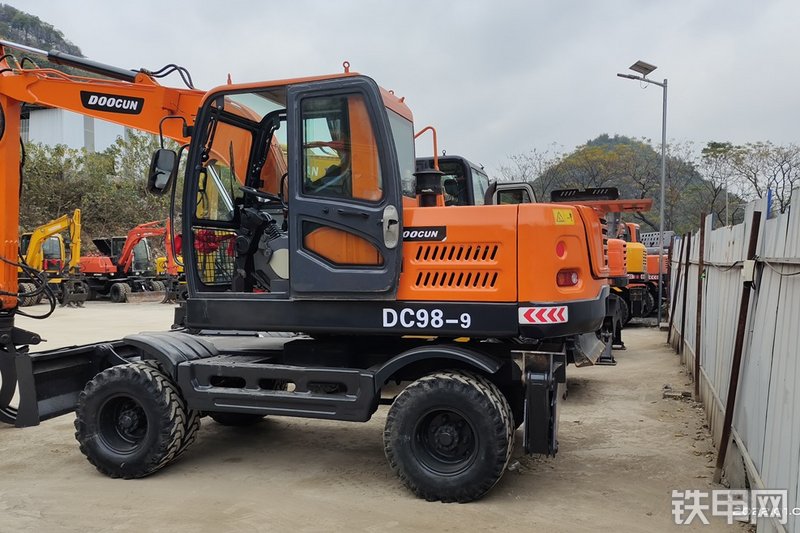 斗川DC98W-9挖掘机整机外观