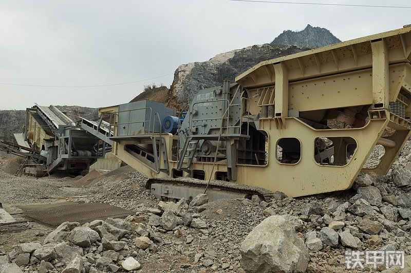 成志重工CFL250移动破碎站整机外观