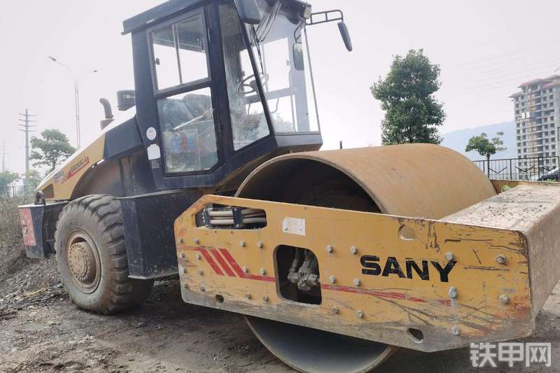 三一重工SSR220AC-6压路机整机外观